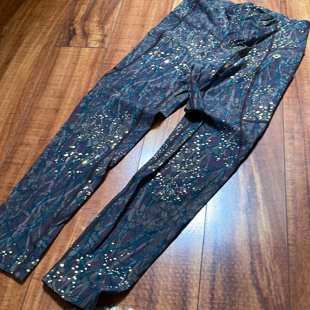 Worn once 3/4 capri w pocket